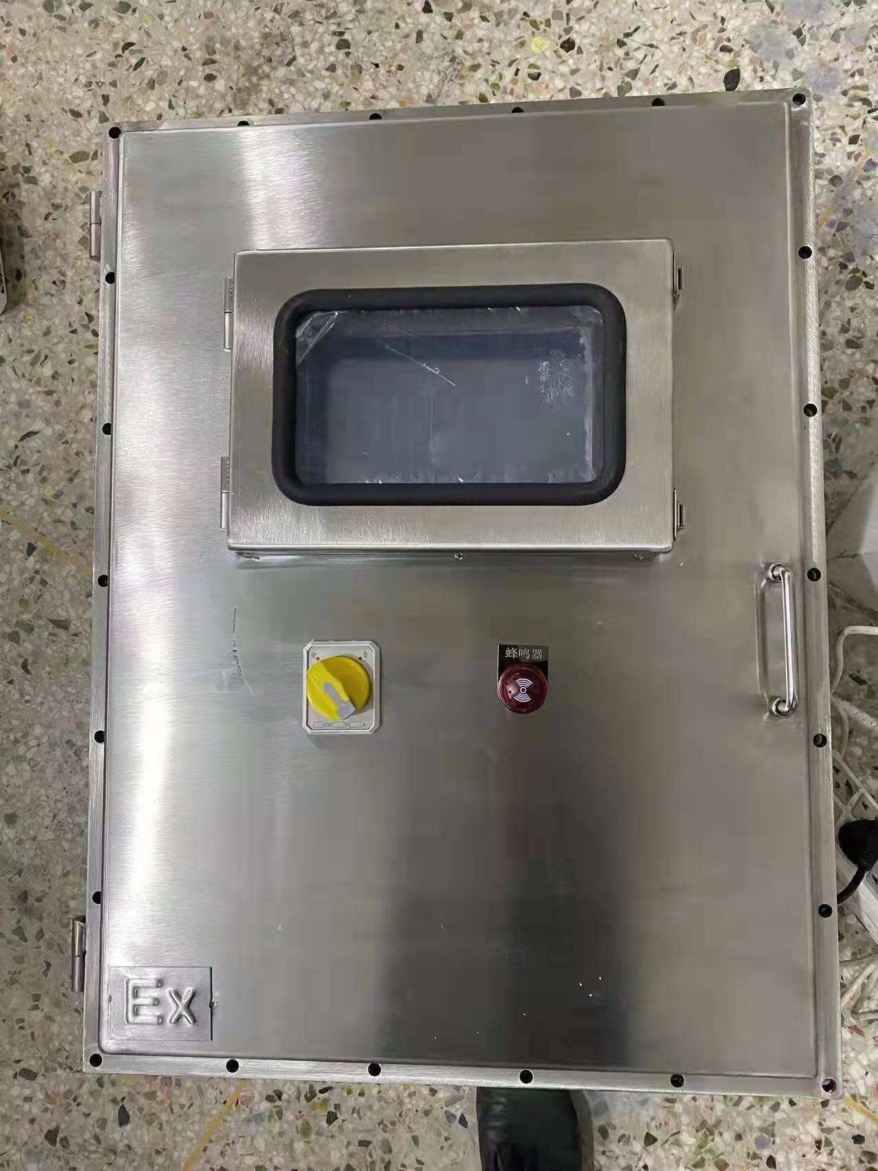 防爆配電箱內的連接線采用絕緣導線，接頭不松動，不得有外露帶電部分